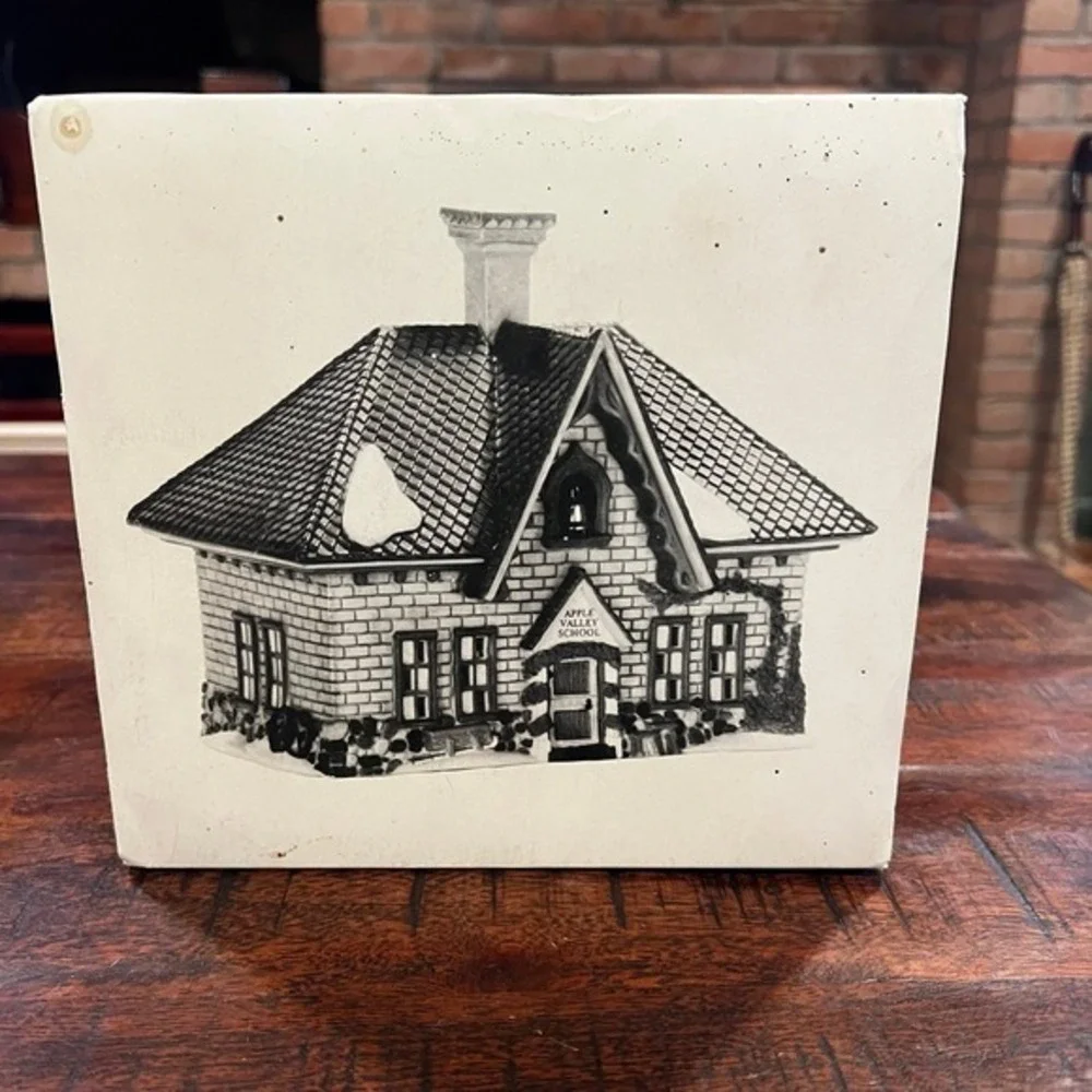 Dept 56 Apple Valley School New England Village Lighted House‎ W/ Cord and box